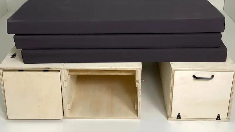 Matelas de 8 cm plié sur les coffres en pin