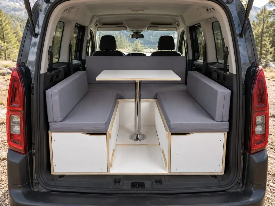 Kit camper ludospace HPL blanc en mode salon avec table